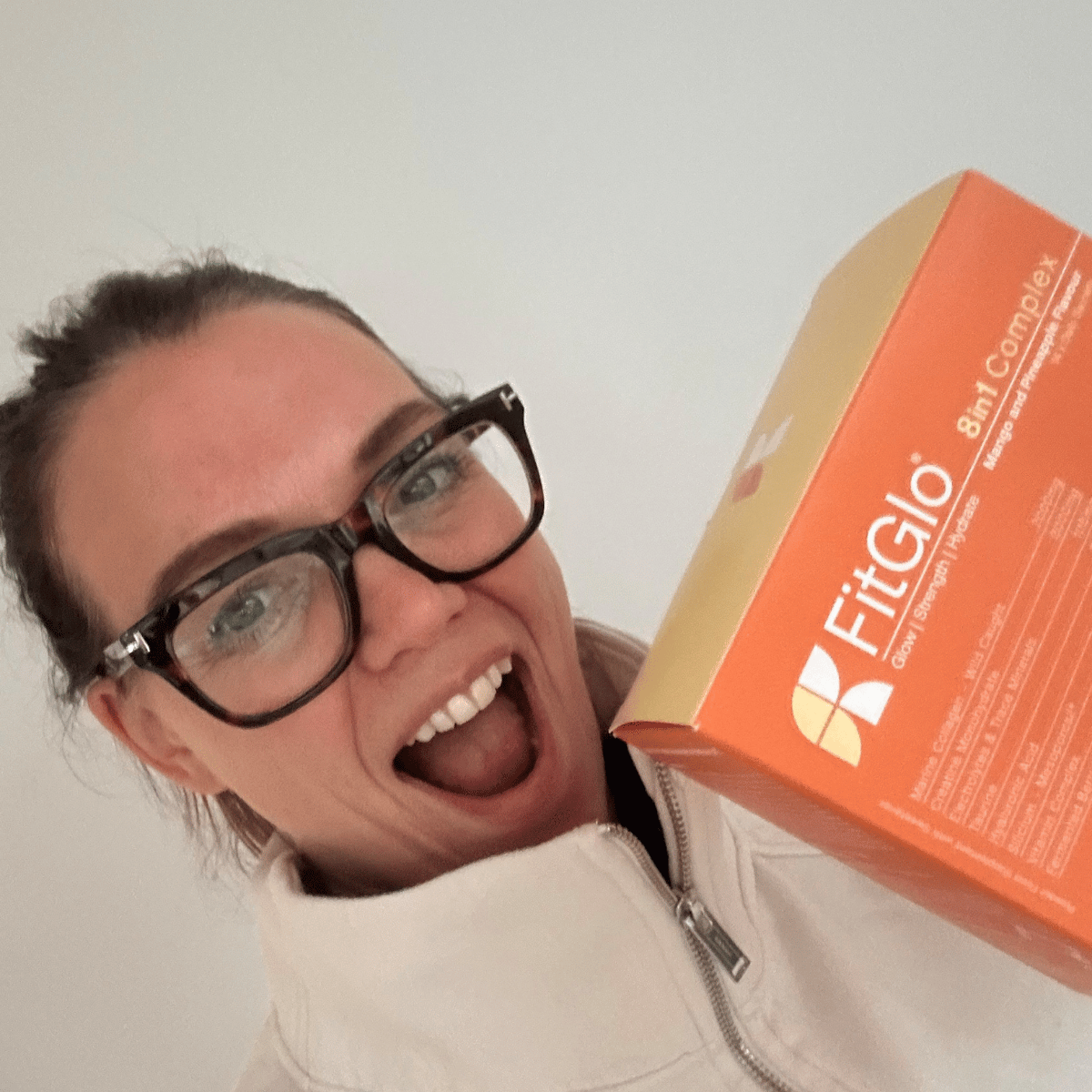 Smiling customer with box of 14 daily sachets of LUNJ FitGlo® in Mango & Pineapple flavour